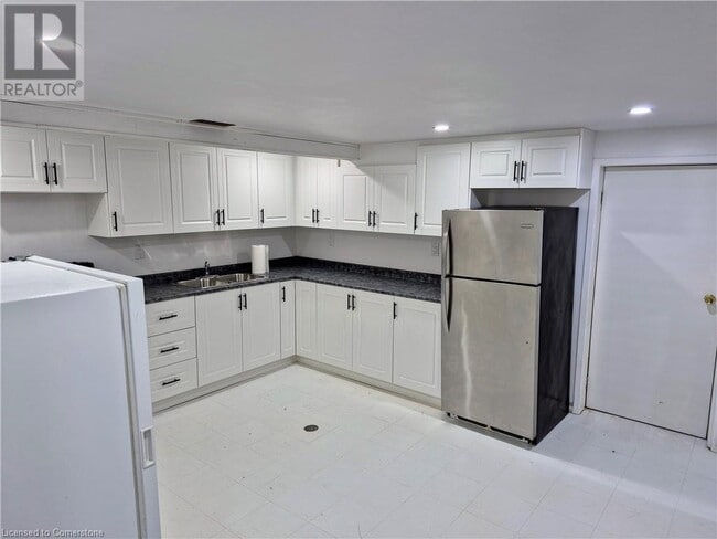 Building Photo - 37 Montcalm Dr