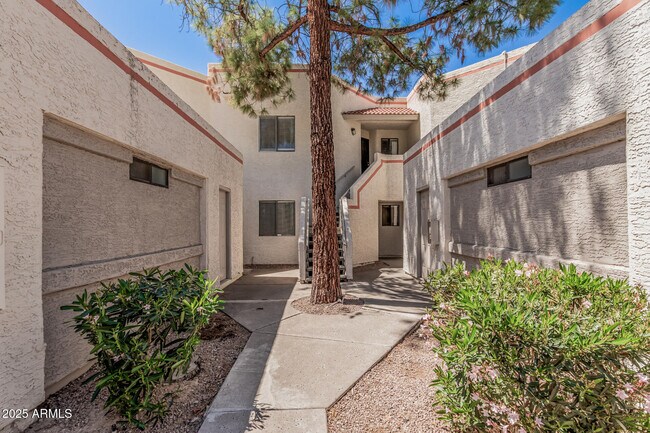 Building Photo - 985 N Granite Reef Rd