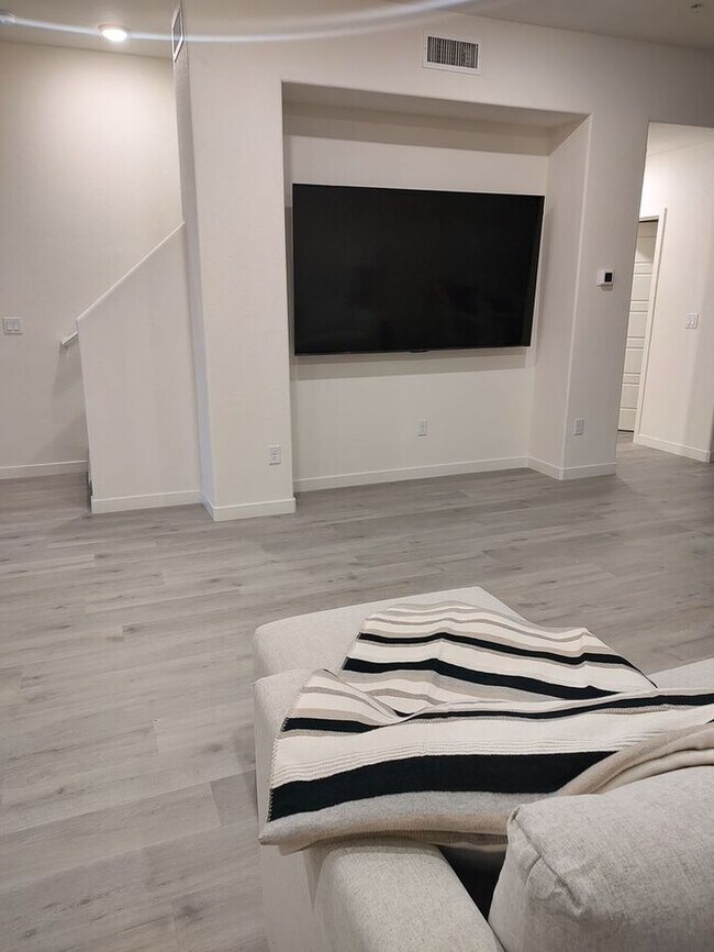 Foto del edificio - Modern Fully Furnished Three-Story Townhome Near the Truckee River