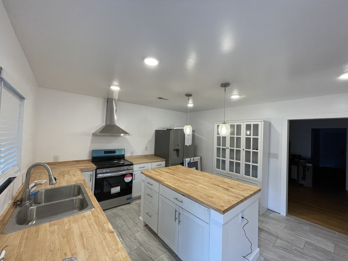 Entry/Kitchen - 547 Dulin St