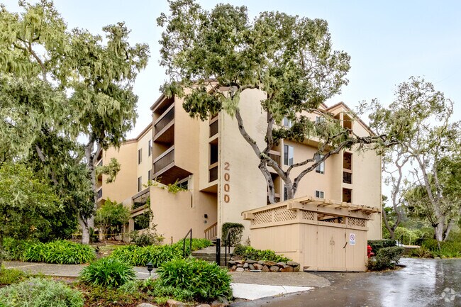 Building - Golden Oaks Condominiums
