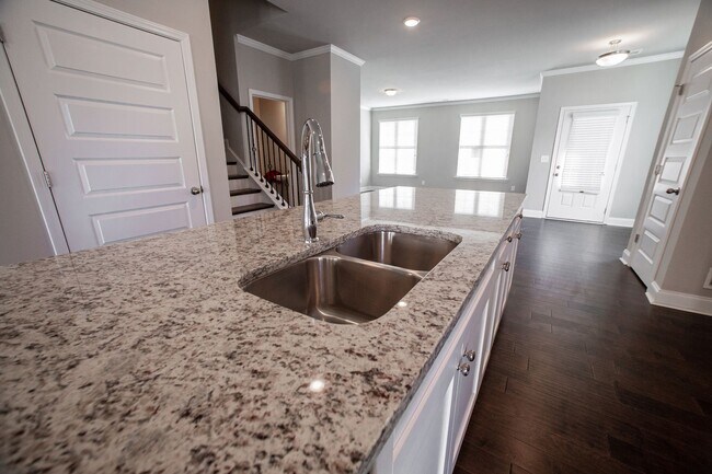 Foto del edificio - Contemporary 3 Bed 2 Bath Townhome WITH Bonus Room in Suwanee!