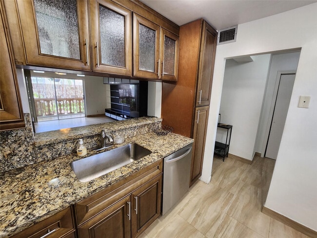 Building Photo - 219 NE 14th Ave