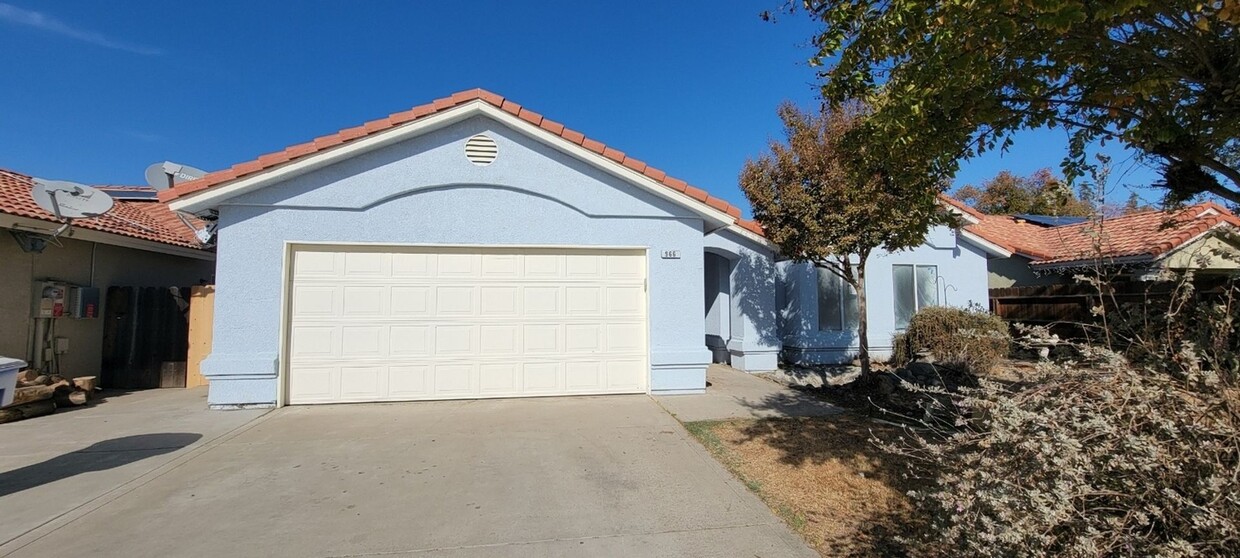 Foto principal - Charming 4BR House in Hanford