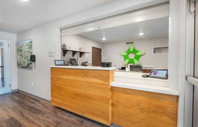 Building Photo - Furnished Studio-Melbourne - West Melbourne