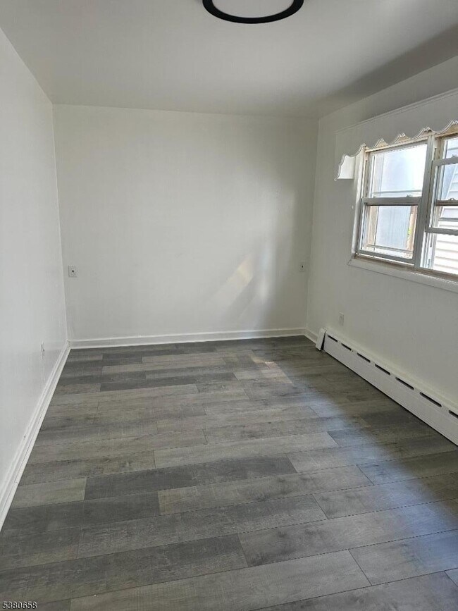 Foto del edificio - 296 Preakness Ave