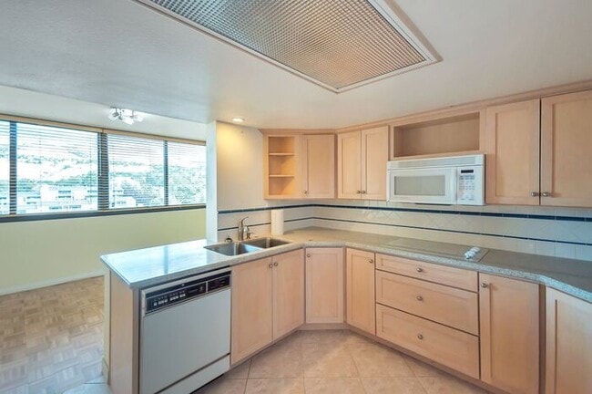 Building Photo - 12TH FLOOR EXECUTIVE APARTMENT IN ZIONS SU...