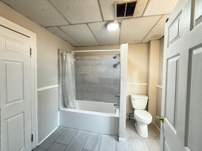 Building Photo - 128 N York St