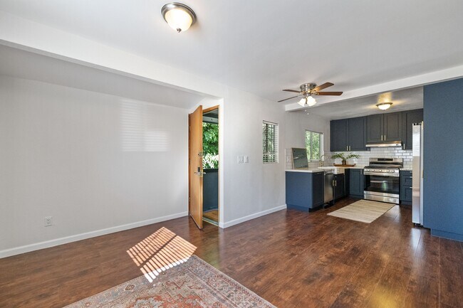 Foto del edificio - 817 N Hobart Blvd