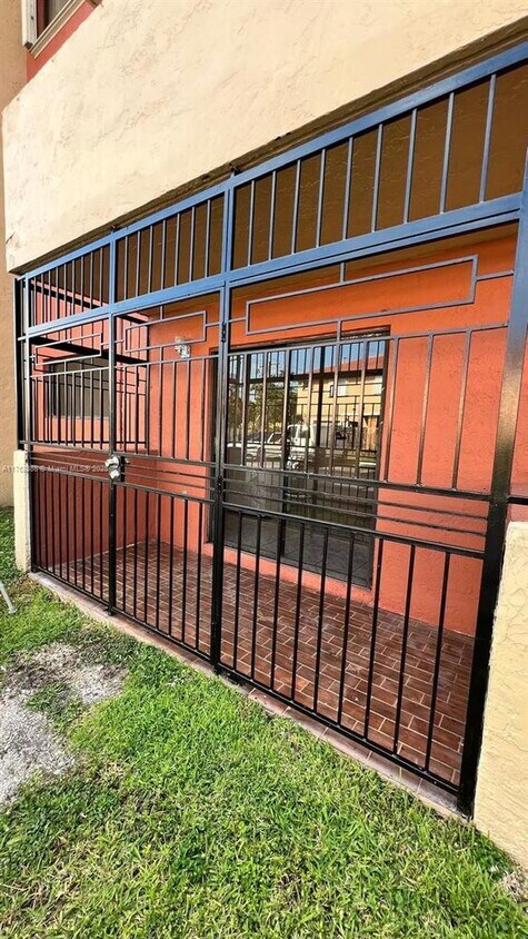 Foto principal - 8095 NW 8th St