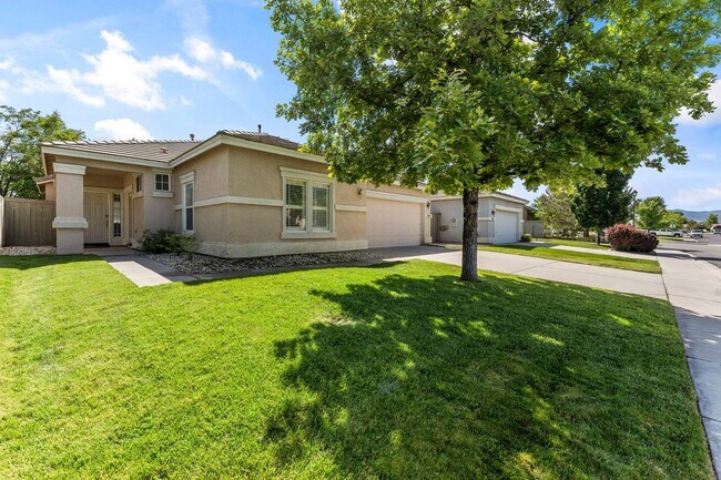 Building Photo - Fully Furnished Single Level Home Includes Utilities and Pet Friendly