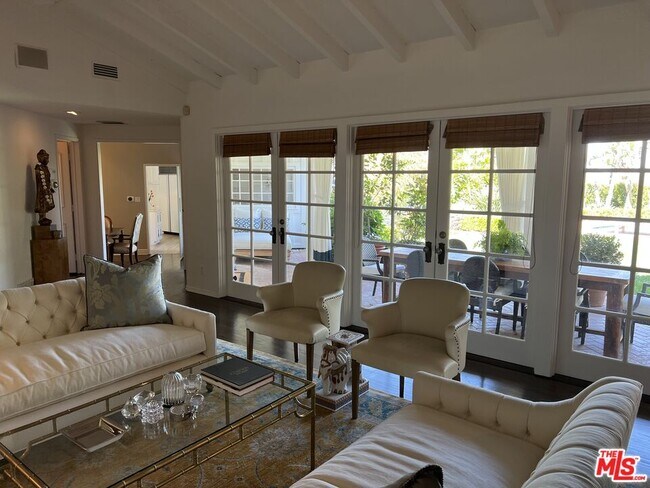 Foto del edificio - 8050 Mulholland Dr