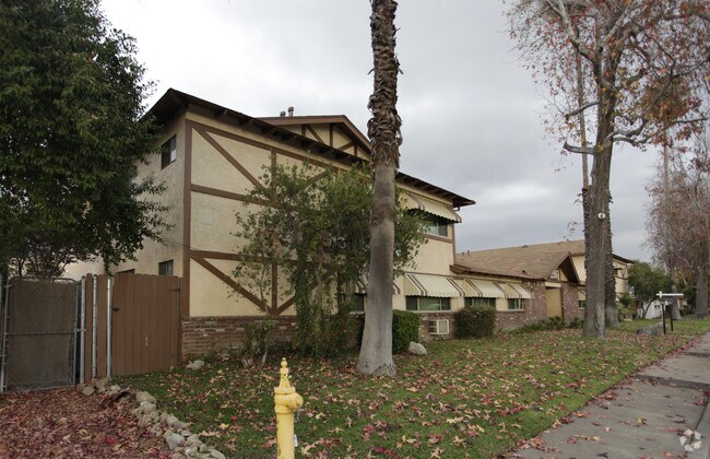 Building Photo - Chanteclaire Apartments