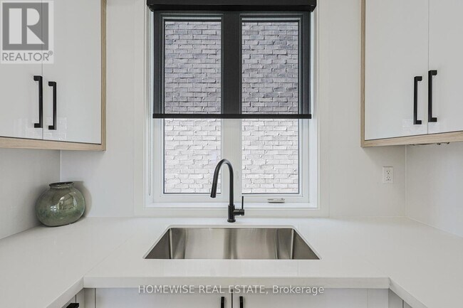 Photo du bâtiment - 159 Locksley Ave.