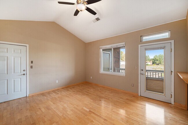 Foto del edificio - 3-Bedroom Condo Available Immediately