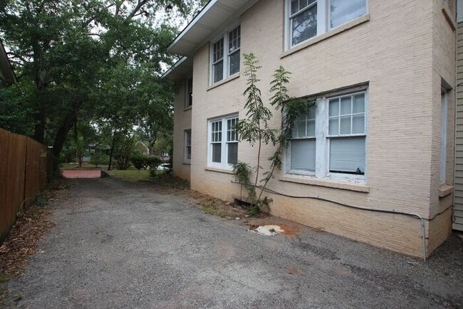 Building Photo - 4 Bedroom 2 Bath Duplex! Available Now!