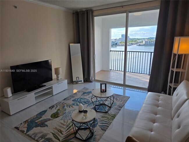 Foto del edificio - 17150 N Bay Rd