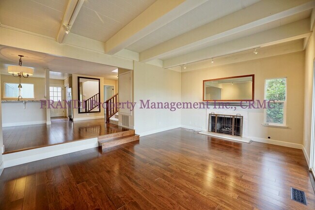 Foto del edificio - Impeccable Quality in this Recently Remode...