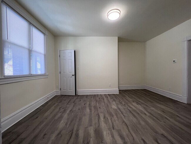 Foto del edificio - Updated 3BR 1.5 Bath House plus off street parking spot
