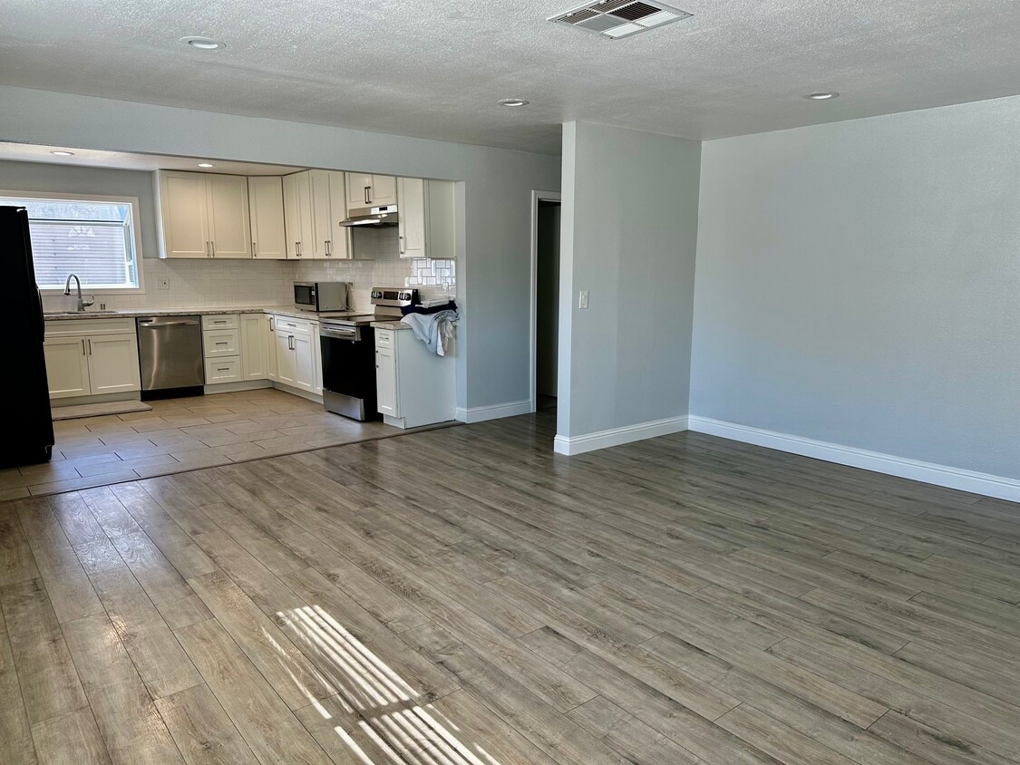 Living Area and Kitchen - 4251 Orwood Rd