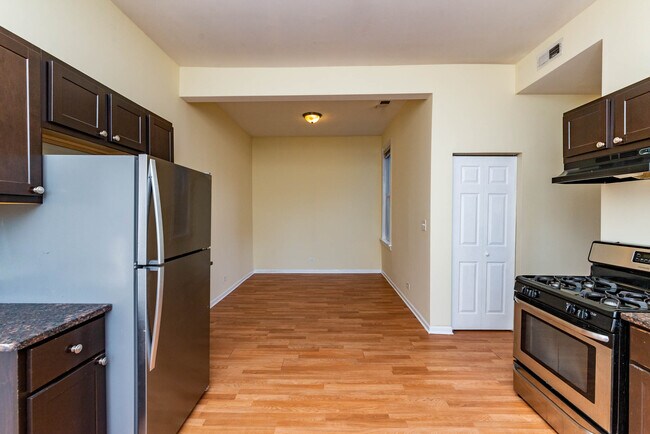 Foto del edificio - 2455 W Armitage Ave