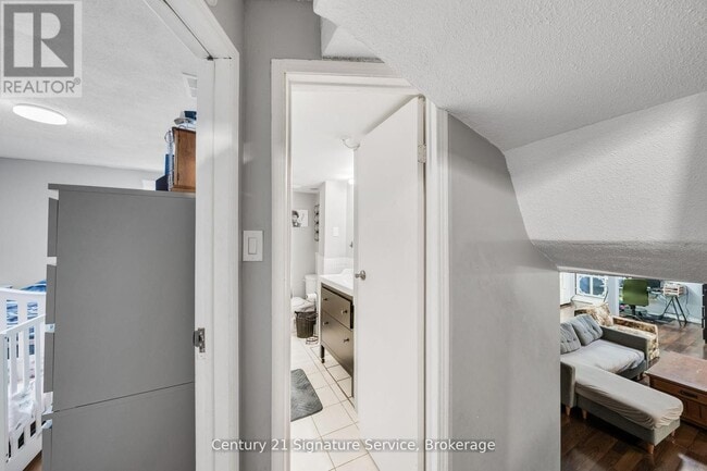 Building Photo - 144 Voltarie Cres