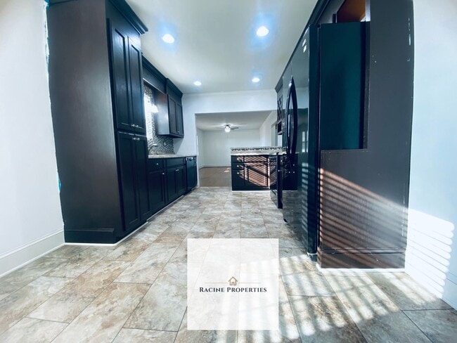 Building Photo - Welcome to your next home adventure in the charming town of Gray Court!