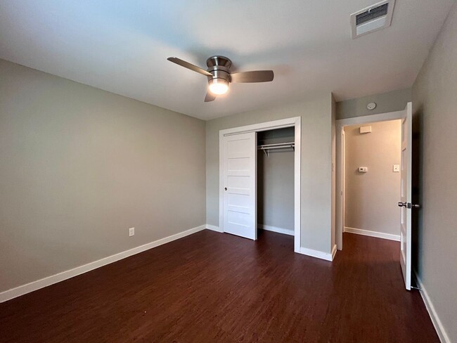 Foto del edificio - 1900 Gracy Farms Ln