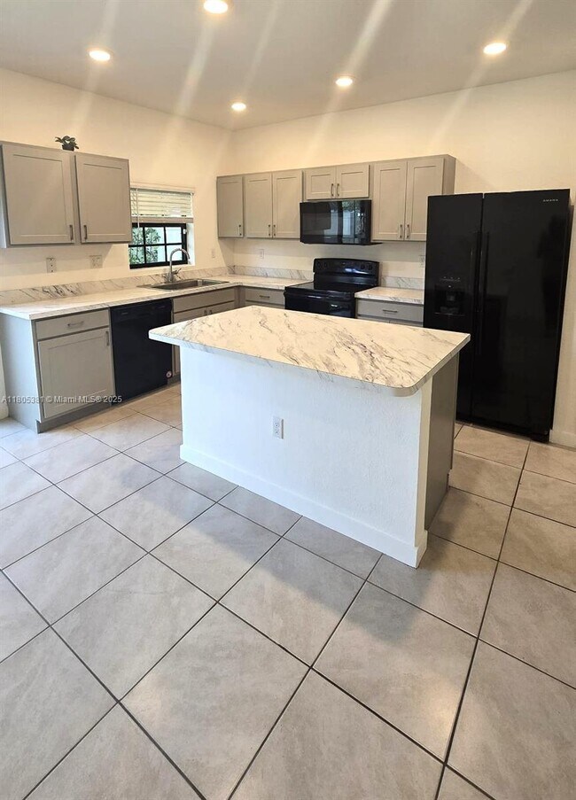 Foto del edificio - 777 SW 11th St