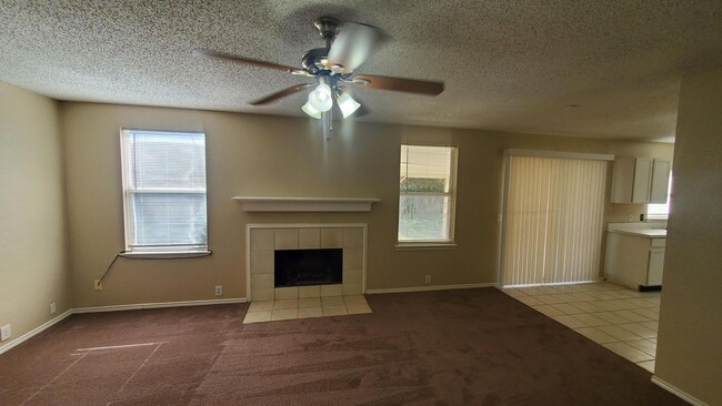 Foto del edificio - Move in ready Glenn Heights Home.  Over 20...