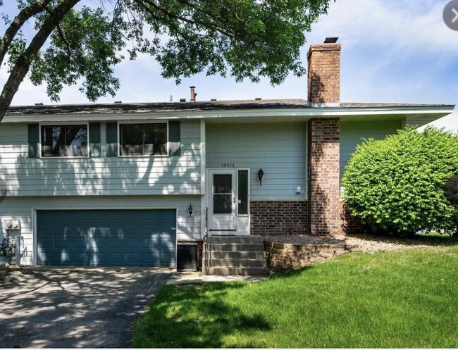 exterior // end unit with yard space - 10413 Decatur Ave S