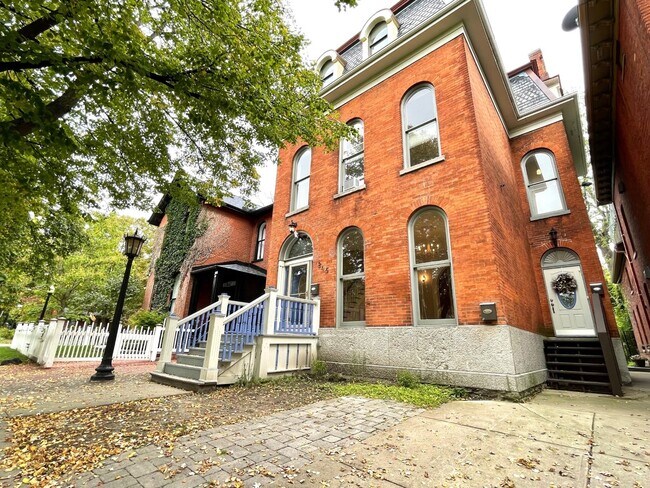 Building Photo - 245 Georgia St