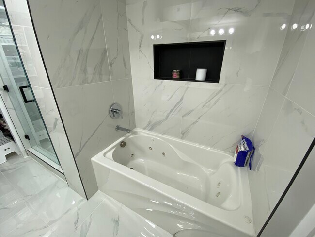 Foto del edificio - 6365 Collins Ave