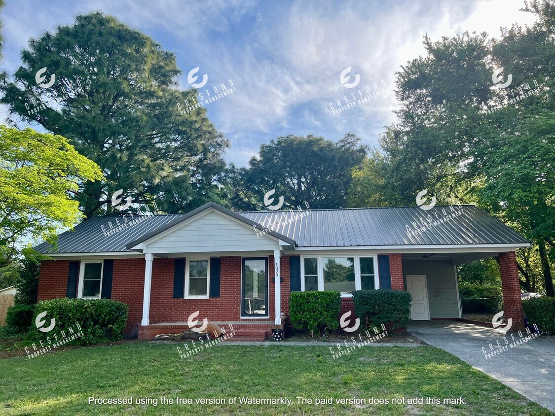 Foto principal - Spacious 3 Bedroom, 2 Bath - AVAILABLE NOW!