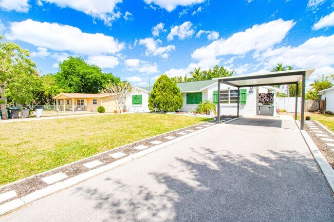 Foto del edificio - ** UNFURNISHED ANNUAL** CUTE REMODELED DUP...