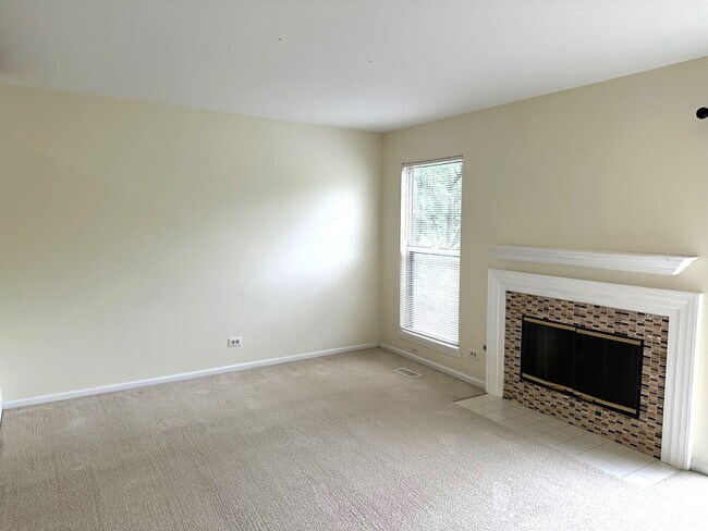 Building Photo - 220 Steeplechase Ct