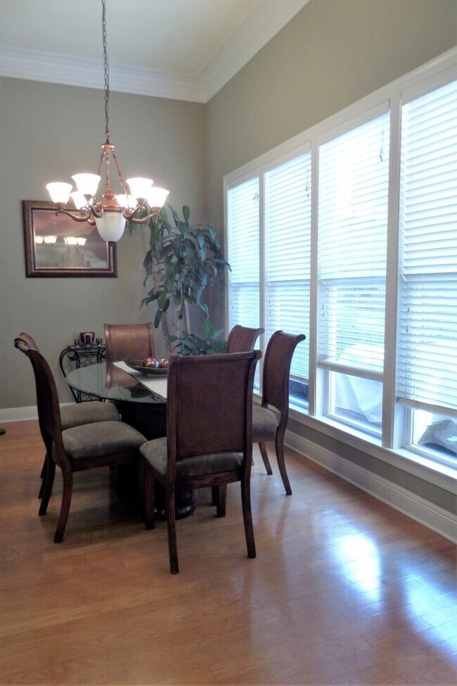 Foto del edificio - Location and upgrades! 3BR/2BA dbl garage, tons of storage, no carpet!