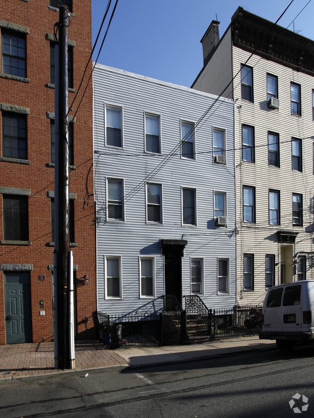 Primary Photo - 311 Monroe St