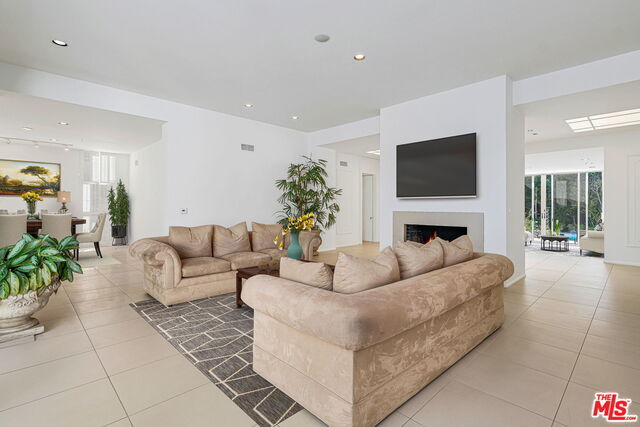 Foto del edificio - 711 N Bedford Dr