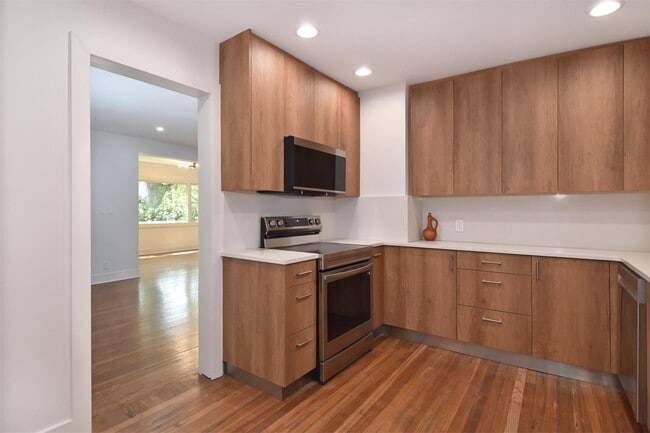 Foto del edificio - 120 Scarsdale Rd