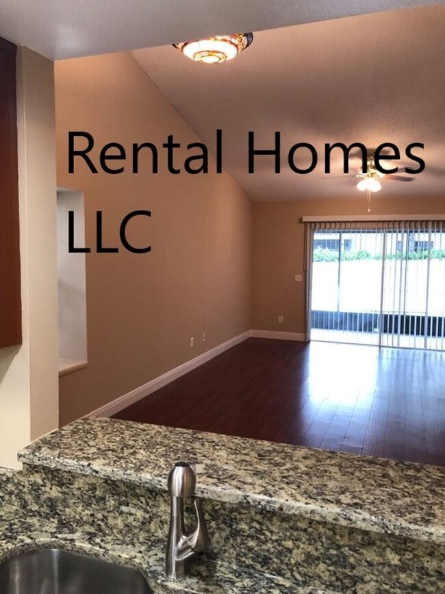 Building Photo - Longwood Townhome, Minutes Away from Lake ...