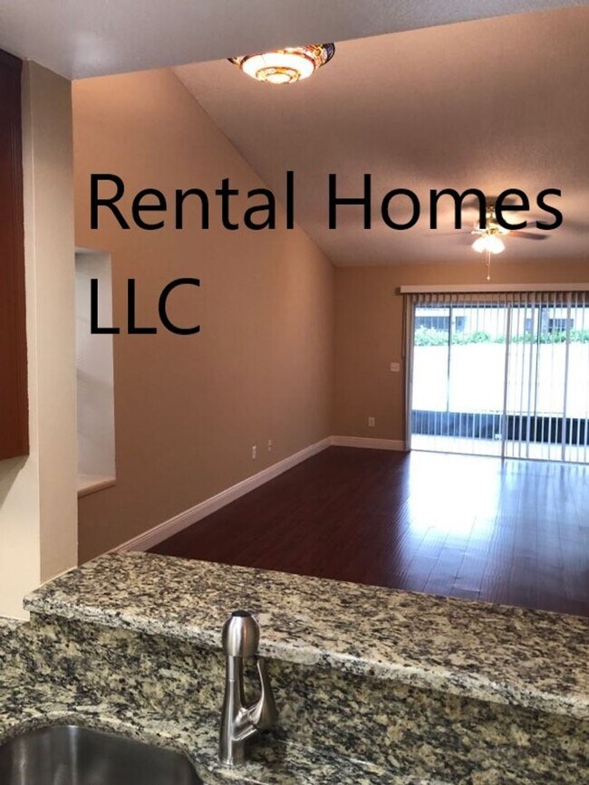 Foto del edificio - Longwood Townhome, Minutes Away from Lake ...