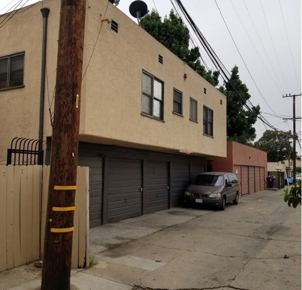 Building Photo - 2073 Locust Ave