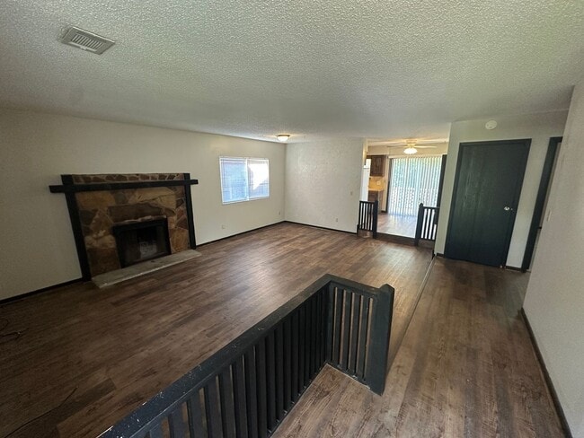 Building Photo - Updated 2BR Duplex with Garage & Yard – Co...