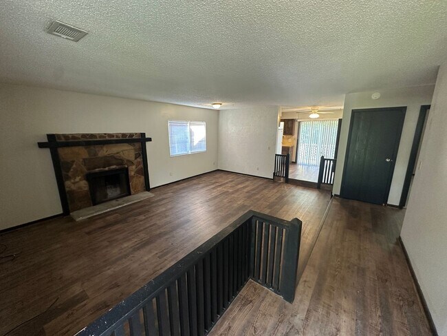 Foto del edificio - Updated 2BR Duplex with Garage & Yard – Co...
