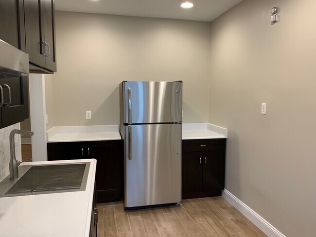 Photo - 2046 W Farragut Ave Apartment