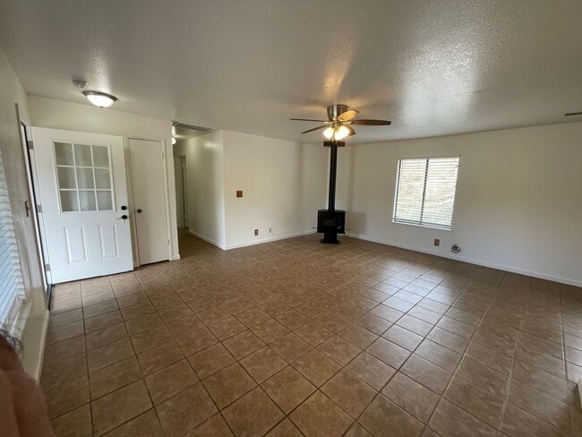 Building Photo - Fresh & Clean 3br with views