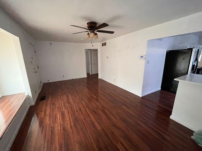 Building Photo - 400 Elm Ave