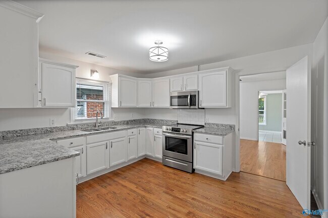 Foto del edificio - 409 McCullough Ave NE