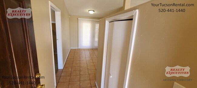Building Photo - S Campbell & Silverlake Area - Plex unit w...